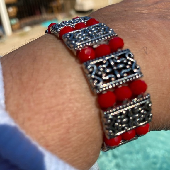 Silver and red color bracelet stretches to fit - Picture 1 of 3